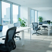 Modern open-plan kantoor dat verdubbelt in omvang, met witte bureaus, laptops en één netwerkkabel die beide zones verbindt.