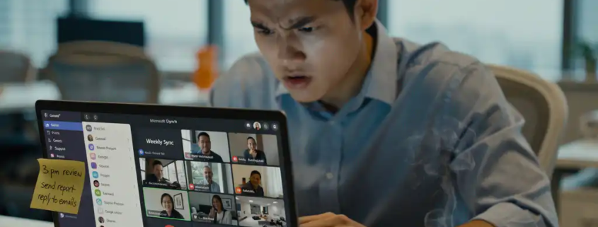 Gefrustreerde medewerker achter laptop met Microsoft Teams-dashboard, afgekoelde koffie en sticky note op bezel, modern kantoor met noordelijk daglicht.