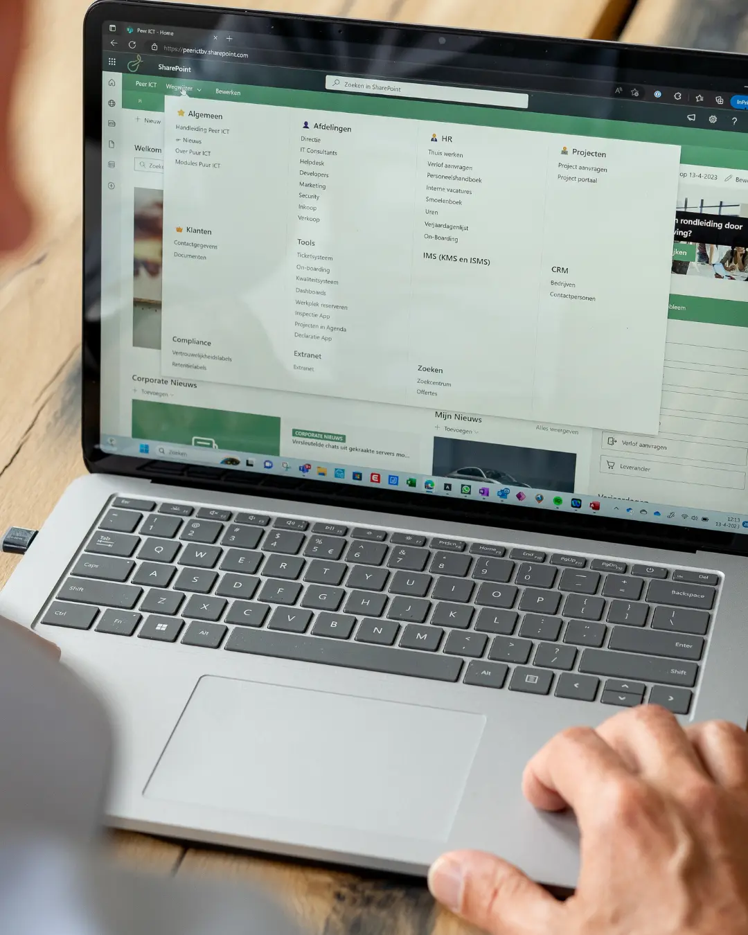 Een laptop met een SharePoint-omgeving zichtbaar op het scherm.