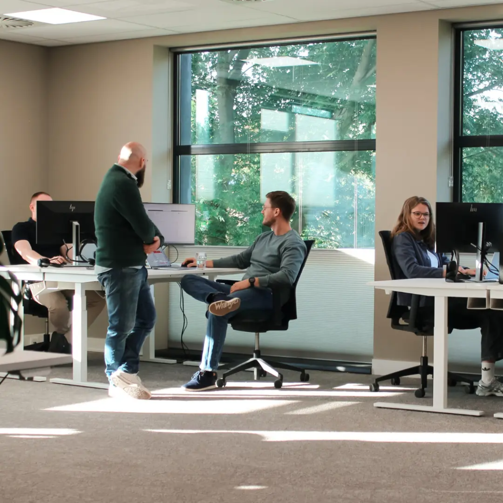 Werkplekbeheer & Servicedesk Medewerkers van Puur ICT aan het werk achter hun bureau op de servicedesk.